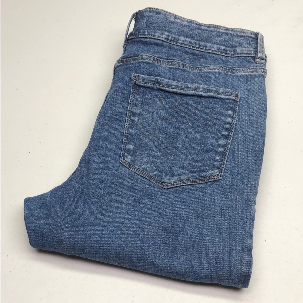 BRODY HIGH-RISE CAPRI JEANS 32x23.5” ⭐️